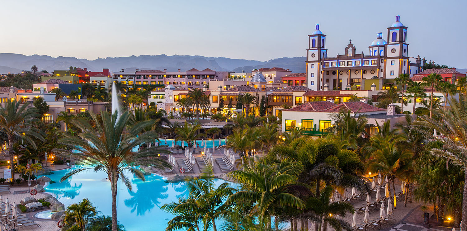  Imagen icónica de la arquitectura del hotel Lopesan Villa del Conde, Resort & Thalasso en Meloneras, Gran Canaria 
